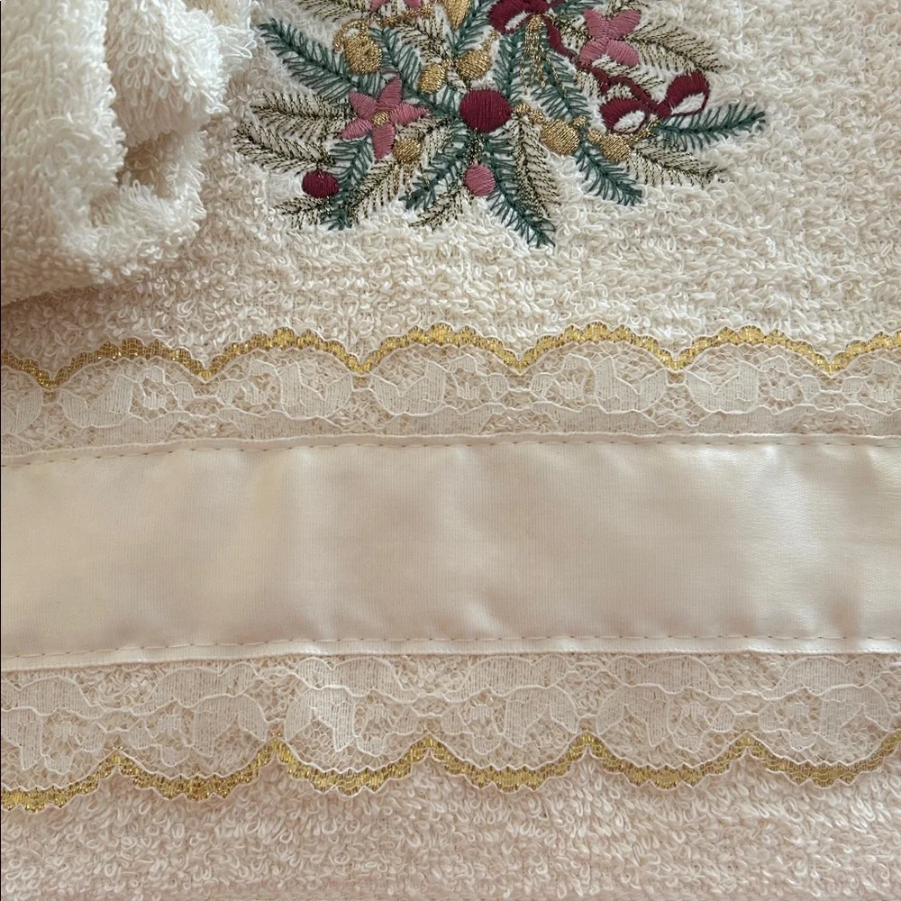 Macy’s Accents by Home Innovations Christmas fancy guest bath and hand towel set - Picture 3 of 5